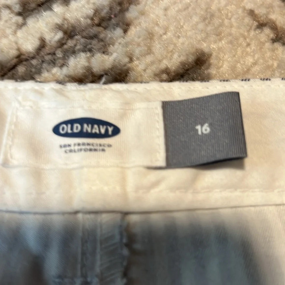 Old navy gray and white striped shorts. New. Pockets. Flat front. - Picture 3 of 4